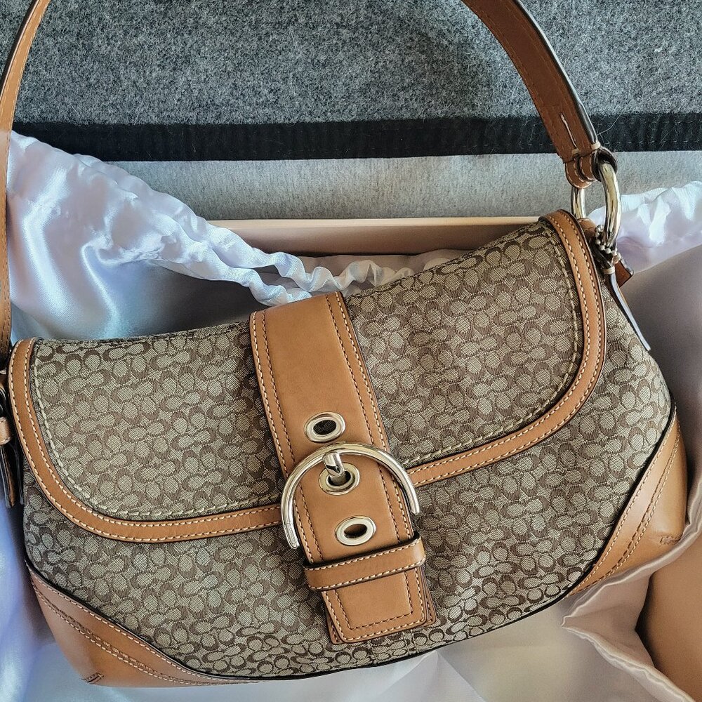 Mint condition!! Vintage Y2K Coach Soho Signature Flap Shoulder Bag Rare size L